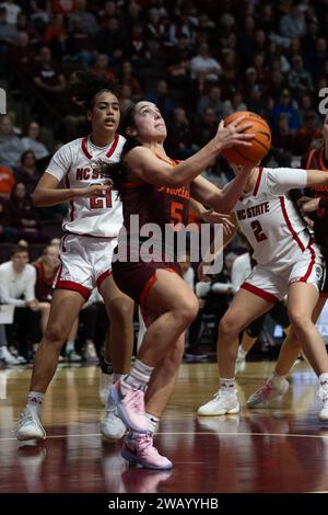 Blacksburg, VA, USA. Januar 2024. Virginia Tech Hokies Guard Georgia Amoore (5) fährt während des NCAA Frauen Basketballspiels zwischen dem NC State Wolfpack und den Virginia Tech Hokies im Cassell Coliseum in Blacksburg, VA, in die Lane. Jonathan Huff/CSM/Alamy Live News Stockfoto