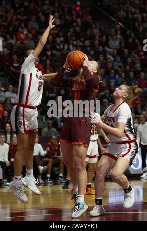 Blacksburg, VA, USA. Januar 2024. Die Virginia Tech Hokies-Wächterin Matilda Ekh (11) fährt während des NCAA-Basketballspiels zwischen dem NC State Wolfpack und den Virginia Tech Hokies im Cassell Coliseum in Blacksburg, VA, in die Lane. Jonathan Huff/CSM/Alamy Live News Stockfoto