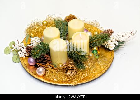 Hoher Blickwinkel auf Adventskranz mit einzelner brennender Kerze auf weißem Hintergrund Stockfoto