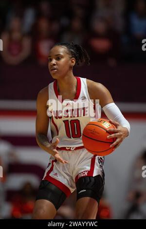 Blacksburg, VA, USA. Januar 2024. Der Wächter Aziaha James (10) des NC State Wolfpack übernimmt den Ball während des NCAA-Basketballspiels zwischen dem NC State Wolfpack und den Virginia Tech Hokies im Cassell Coliseum in Blacksburg, VA. Jonathan Huff/CSM/Alamy Live News Stockfoto