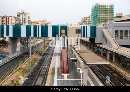 Palermo, Sizilien, Italien, 15. Dezember 2023 - Lokaler Bahnhof Notarbartolo Palermo Stockfoto