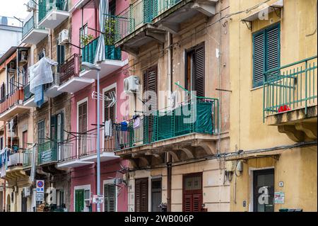 Palermo, Sizilien, Italien, 15. Dezember 2023 - farbenfrohe Fassade eines alten Wohnblocks Stockfoto