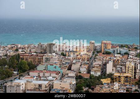 Aranella, Sizilien, Italien, 16. Dezember 2023 - Blick über das Dorf und die Bucht Stockfoto