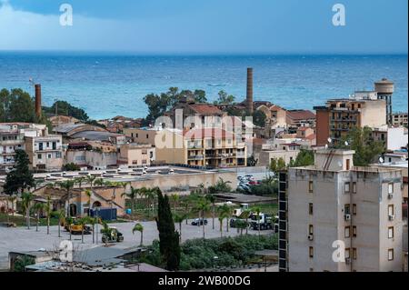 Aranella, Sizilien, Italien, 16. Dezember 2023 - Blick aus einem Hochwinkel auf die Urbanisierung des Dorfes und das Meer Stockfoto