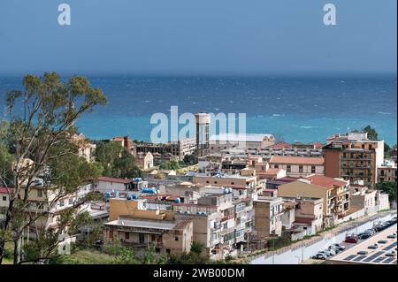 Aranella, Sizilien, Italien, 16. Dezember 2023 - Blick aus einem Hochwinkel auf die Urbanisierung des Dorfes und das Meer Stockfoto