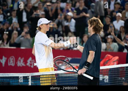 Hongkong, China. Januar 2024. Andrey Rublev aus Russland schüttelt dem finnischen Emil Ruusuvuori die Hand nach dem Finale der Männer im Einzelspiel am letzten Tag der Bank of China ATP 250 Hong Kong Tennis Open 2024 im Victoria Park Tennis Stadium. Endergebnis: Andrey Rublev 2:0 Emil Ruusuvuori. Quelle: SOPA Images Limited/Alamy Live News Stockfoto