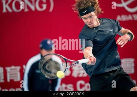 Hongkong, China. Januar 2024. Andrey Rublev aus Russland wurde im Finale der Männer gegen Emil Ruusuvuori aus Finnland (nicht im Blick) am letzten Tag der Bank of China ATP 250 Hong Kong Tennis Open 2024 im Victoria Park Tennis Stadium gesehen. Endergebnis: Andrey Rublev 2:0 Emil Ruusuvuori. Quelle: SOPA Images Limited/Alamy Live News Stockfoto