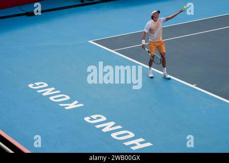 Hongkong, China. Januar 2024. Emil Ruusuvuori aus Finnland wurde am letzten Tag der Bank of China ATP 250 Hong Kong Tennis Open 2024 im Victoria Park Tennis Stadium im Finale der Männer im Einzelspiel gegen Andrey Rublev aus Russland (nicht im Blick) gesehen. Endergebnis: Andrey Rublev 2:0 Emil Ruusuvuori. Quelle: SOPA Images Limited/Alamy Live News Stockfoto