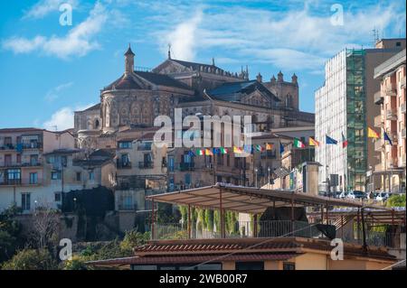 Monreale, Sizilien, Italia, 17. Dezember 2023: Der Dom von Monreale, eine katholische Kirche auf dem Hügel Stockfoto