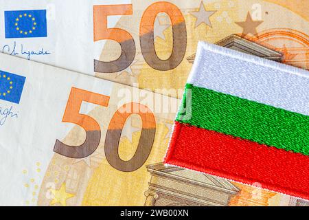 Euro Bulgarien, bulgarische Flagge und 50 Euro-Banknoten, Konzept der Einführung der Euro-Währung in Bulgarien, Geldwechsel Stockfoto