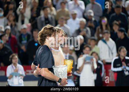 Hongkong, China. Januar 2024. Andrey Rublev (Russland) und Emil Ruusuvuori (Finnland) machen Fotos nach dem Finale der Männer-Einzel-Spiele am letzten Tag der Bank of China ATP 250 Hong Kong Tennis Open 2024 im Victoria Park Tennis Stadium. Endergebnis: Andrey Rublev 2:0 Emil Ruusuvuori. (Foto: Ben Lau/SOPA Images/SIPA USA) Credit: SIPA USA/Alamy Live News Stockfoto