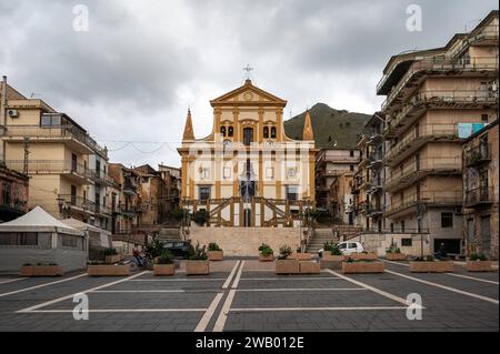 Belmonte - Mezzagno, Sizilien, Italien, 17. Dezember 2023 - Blick auf den Hauptplatz des Dorfes, einen alten Markt mit kultureller Architektur Stockfoto