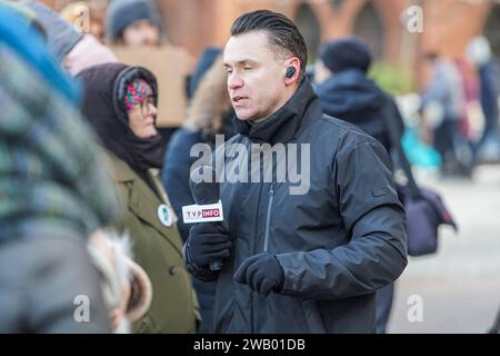 Danzig, Polen. Januar 2024. Danzig, Polen 7. Januar 2024 der polnische Fernsehsender TVP Info Reporter wird in Danzig gesehen am 7. Januar 2024 fordern die Demonstranten von Donald Tusks Regierung, die Abtreibung auf Abruf gemäß seinem Wahlversprechen zu legalisieren. Quelle: Vadim Pacajev/Alamy Live News Stockfoto