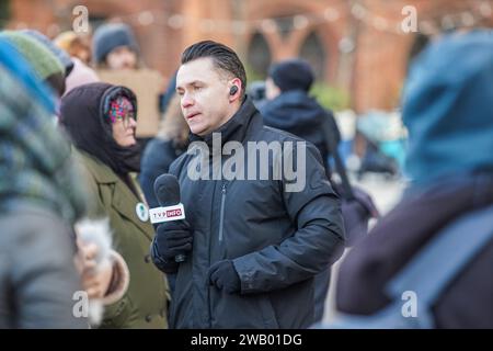 Danzig, Polen. Januar 2024. Danzig, Polen 7. Januar 2024 der polnische Fernsehsender TVP Info Reporter wird in Danzig gesehen am 7. Januar 2024 fordern die Demonstranten von Donald Tusks Regierung, die Abtreibung auf Abruf gemäß seinem Wahlversprechen zu legalisieren. Quelle: Vadim Pacajev/Alamy Live News Stockfoto