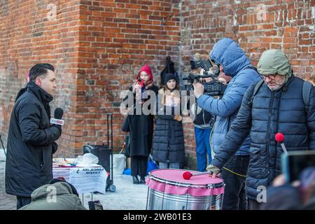 Danzig, Polen. Januar 2024. Danzig, Polen 7. Januar 2024 der polnische Fernsehsender TVP Info Reporter wird in Danzig gesehen am 7. Januar 2024 fordern die Demonstranten von Donald Tusks Regierung, die Abtreibung auf Abruf gemäß seinem Wahlversprechen zu legalisieren. Quelle: Vadim Pacajev/Alamy Live News Stockfoto