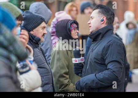 Danzig, Polen. Januar 2024. Danzig, Polen 7. Januar 2024 der polnische Fernsehsender TVP Info Reporter wird in Danzig gesehen am 7. Januar 2024 fordern die Demonstranten von Donald Tusks Regierung, die Abtreibung auf Abruf gemäß seinem Wahlversprechen zu legalisieren. Quelle: Vadim Pacajev/Alamy Live News Stockfoto