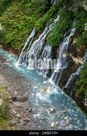 Das blaue Wasser des Shirahige-Wasserfalls im Zentrum von hokkaido bei biei Stockfoto