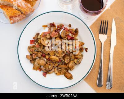 Sautierte Pilze auf weißem Teller serviert Stockfoto