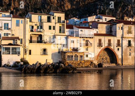 Häuser am alten Hafen während der goldenen Stunde im Dorf Cefalu, Sizilien, Italien Stockfoto