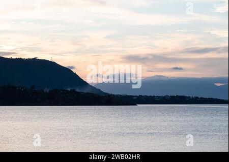 Sonnenuntergang von den Docks über dem Meer und den Bergen des Dorfes Cefalu, Sizilien, Italien Stockfoto