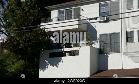 West Hollywood, Kalifornien, USA 14. Januar 2024 Ein allgemeiner Blick auf die Atmosphäre von Shelley Winter's und Marilyn Monroes ehemaliger Residenz am 8575 1/2 Holloway Drive und Wohnkomplex, in dem Sal Mineo lebte und am 12. Februar 1976, am 4. Januar 2024 in West Hollywood, Kalifornien, ermordet wurde. Foto: Barry King/Alamy Stock Photo Stockfoto