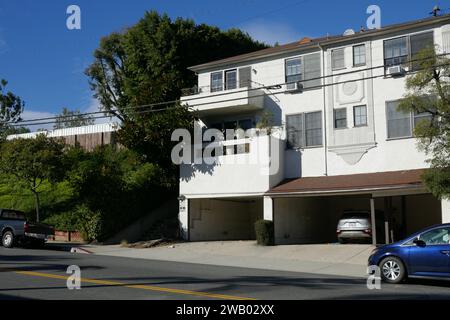 West Hollywood, Kalifornien, USA 14. Januar 2024 Ein allgemeiner Blick auf die Atmosphäre von Shelley Winter's und Marilyn Monroes ehemaliger Residenz am 8575 1/2 Holloway Drive und Wohnkomplex, in dem Sal Mineo lebte und am 12. Februar 1976, am 4. Januar 2024 in West Hollywood, Kalifornien, ermordet wurde. Foto: Barry King/Alamy Stock Photo Stockfoto