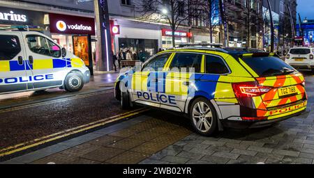 Zwei Fahrzeuge der Polizei von Nordirland, die auf einen Vorfall in Belfast reagierten. Stockfoto