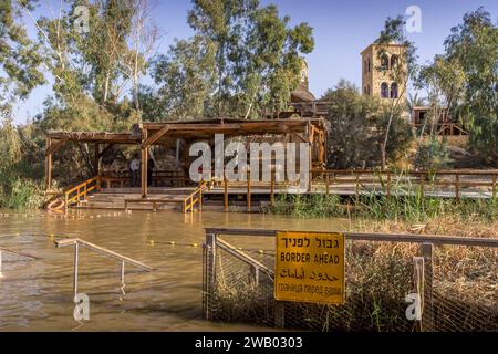 Das Schild „Grenze voraus“ (auf Englisch, Hebräisch, Russisch und Arabisch) am Fluss Jordanien, Grenze zwischen Palästina und Jordanien, bei Qasr al-Yahud, Jesus Christus Stockfoto