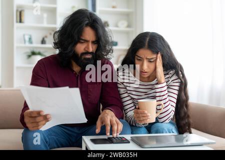 Schockiert Verheiratetes Junges Indianerpaar, Das Budget Gemeinsam Plant Stockfoto