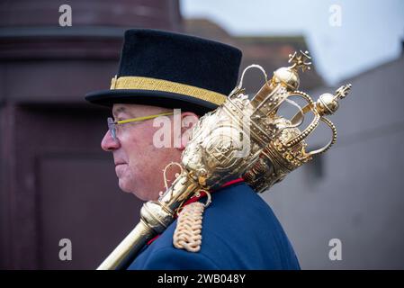 Margate, Großbritannien. Januar 2024. Ein Mann trägt während der Zeremonie Bürgermeistermäuse auf den Schultern. Die zyprische Diaspora organisierte Seegung, ein jährliches griechisch-orthodoxes religiöses Ereignis der Erleuchtung. (Foto: Krisztian Elek/SOPA Images/SIPA USA) Credit: SIPA USA/Alamy Live News Stockfoto