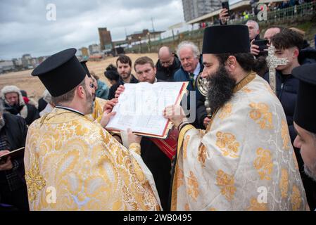 Margate, Großbritannien. Januar 2024. Der Priester betet für die Gläubigen während der Zeremonie. Die zyprische Diaspora organisierte Seegung, ein jährliches griechisch-orthodoxes religiöses Ereignis der Erleuchtung. (Foto: Krisztian Elek/SOPA Images/SIPA USA) Credit: SIPA USA/Alamy Live News Stockfoto