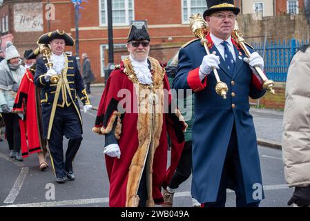 Margate, Großbritannien. Januar 2024. Die Bürgermeister tragen während der Zeremonie Arsche. Die zyprische Diaspora organisierte Seegung, ein jährliches griechisch-orthodoxes religiöses Ereignis der Erleuchtung. (Foto: Krisztian Elek/SOPA Images/SIPA USA) Credit: SIPA USA/Alamy Live News Stockfoto