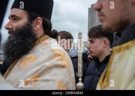 Margate, Großbritannien. Januar 2024. Der junge Gläubige hält während der Zeremonie ein großes Kreuz. Die zyprische Diaspora organisierte Seegung, ein jährliches griechisch-orthodoxes religiöses Ereignis der Erleuchtung. (Foto: Krisztian Elek/SOPA Images/SIPA USA) Credit: SIPA USA/Alamy Live News Stockfoto