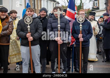 Margate, Großbritannien. Januar 2024. Teenager halten vor der Zeremonie vor der Kirche religiöse Zeichen. Die zyprische Diaspora organisierte Seegung, ein jährliches griechisch-orthodoxes religiöses Ereignis der Erleuchtung. (Foto: Krisztian Elek/SOPA Images/SIPA USA) Credit: SIPA USA/Alamy Live News Stockfoto