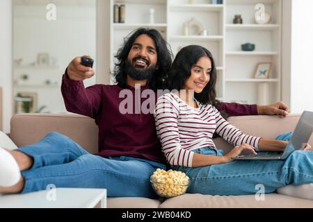 Liebende junge indische verheiratete Paare, die sich zu Hause entspannen Stockfoto