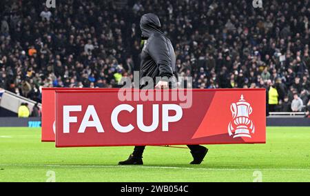 Vor dem Spiel wurden Schilder mit dem FA Cup auf dem Spielfeld getragen. Emirates FA Cup, 3. Runde, Tottenham Hotspur gegen Burnley im Tottenham Hotspur Stadi Stockfoto