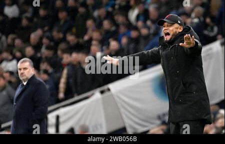 Vincent Kompany, der Burnley Manager, ruft Anweisungen, während Tottenham Hotspur Manager Ange Postecoglou rüberblickt. Emirates FA Cup, 3. Runde, Tott Stockfoto