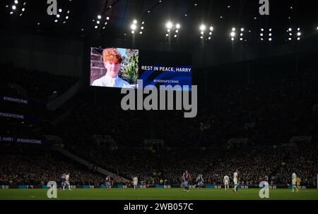 Ein Minuten Applaus für Harry Pitman während des Spiels. Emirates FA Cup, 3. Runde, Tottenham Hotspur gegen Burnley im Tottenham Hotspur Stadium in Lond Stockfoto