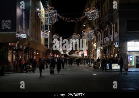 Palermo, Sizilien, Italien, 14. Dezember 2023 - Einkaufsstraße während weihnachten bei Nacht Stockfoto