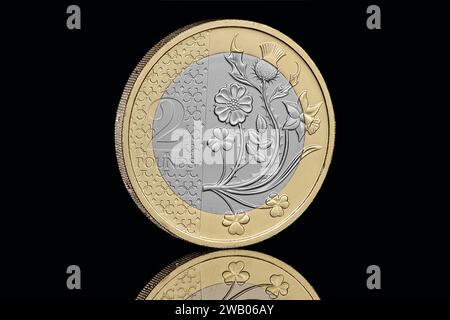 Flowers of the Four Nations £2 aus dem britischen jährlichen Münzset 2024 mit dem 1. Münzporträt von König Karl III. Von Martin Jennings Stockfoto