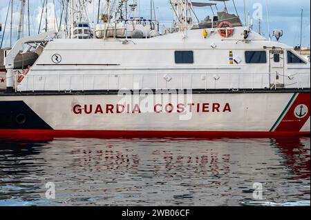 Palermo, Sizilien, Italien, 14. Dezember 2023 - Schiff der Küstenwache im Hafen Stockfoto