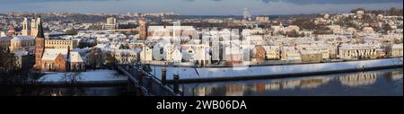 Der Panoramablick auf die Altstadt von Kaunas und eine Innenstadt am Fluss Neman im Winter (Litauen). Stockfoto