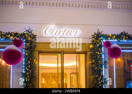 Moscow19.12.2023 - Neujahr, Spaziergänge in der dekorierten Stadt, Weihnachten in Moskau, dekorierter Platz, überall Dekor - Chanel Store Dekor Stockfoto