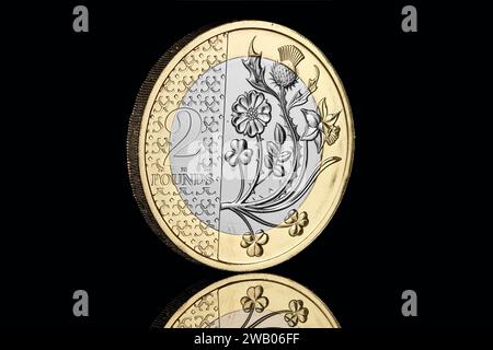 Flowers of the Four Nations £2 aus dem britischen jährlichen Münzset 2024 mit dem 1. Münzporträt von König Karl III. Von Martin Jennings Stockfoto