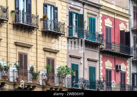 Palermo, Sizilien, Italien, 15. Dezember 2023 - farbenfrohe Fassade eines alten Wohnblocks Stockfoto