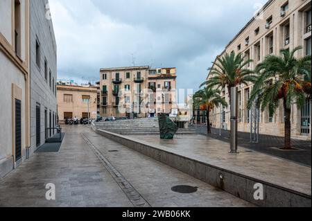 Palermo, Sizilien, Italien, 15. Dezember 2023 - das Gerichtsgebäude spiegelt sich in der Oberfläche des nassen Bodens Stockfoto