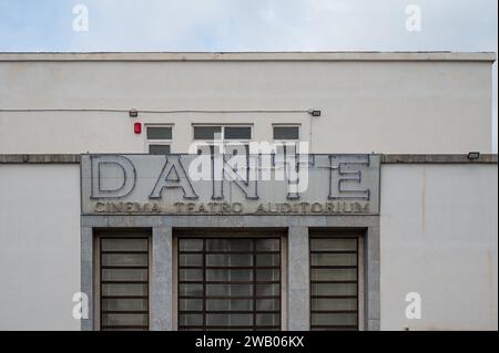 Palermo, Sizilien, Italien, 15. Dezember 2023 - Logo und Fassade des Kinos Dante Stockfoto