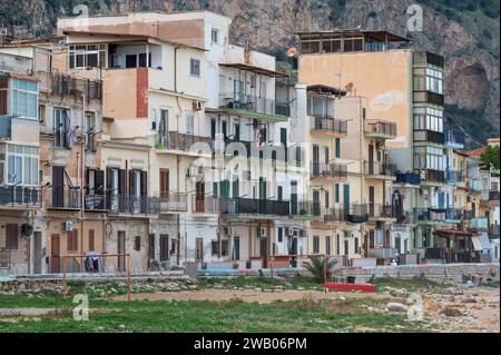 Aranella, Sizilien, Italien, 16. Dezember 2023 - Alte abgenutzte Häuser am Strand des Dorfes Stockfoto