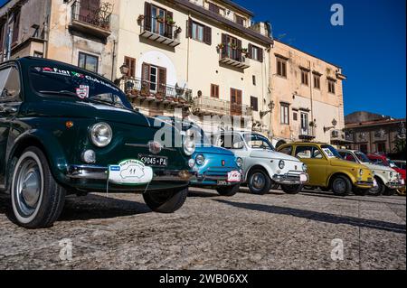 Monreale, Sizilien, Italien, 17. Dezember 2023 - Oldtimer-Show von Fiat 500 Autos auf dem Willem II Platz am alten Dorfmarkt Stockfoto