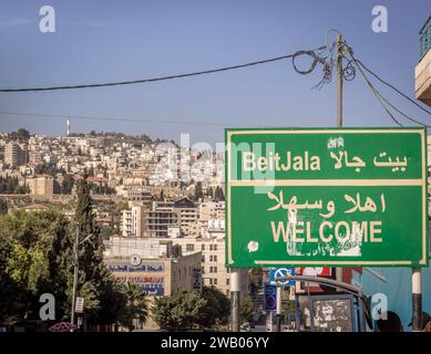 Das Straßenschild „Welcome! Beit Jala' (auf Englisch und Arabisch) am Eingang der Stadt Beit Jala im palästinensischen Westjordanland (Palästina). Stockfoto